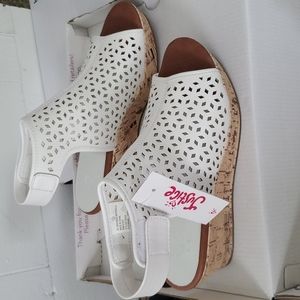 Justice White Sandles size 3 girls. NWT